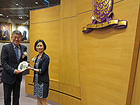 Prof. Wong Suk-ying (right), Associate-Vice-President of CUHK, presents a souvenir to Mr. Wang Zhiwei, Deputy Director of the Office of Hong Kong, Macao & Taiwan Affairs of the State Ministry of Education